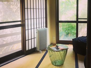 静かに読書をしたいとき、瞑想したいとき、静かに語り合いたいときにおすすめ。 - ThinkSpace鎌倉 囲炉裏の間貸切スペースの室内の写真