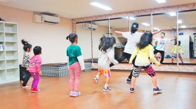 ダンス教室利用も大人気 - ビーラインスタジオ平野宮町 【TVで放映】ダンスやヨガに人気の室内の写真