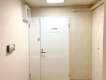 大阪会議室 新日本ビル梅田店 504会議室（5階）の入口の写真