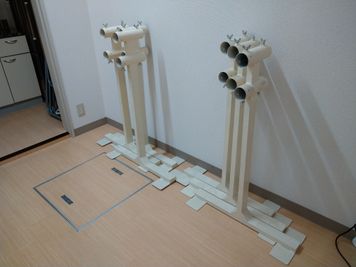 DWM 70㎡、鏡、バー、リノリウム、長机、椅子30脚、Wi-Fi完備の設備の写真