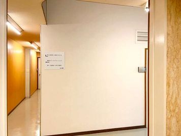 大阪会議室 新日本ビル梅田店 504会議室（5階）の入口の写真