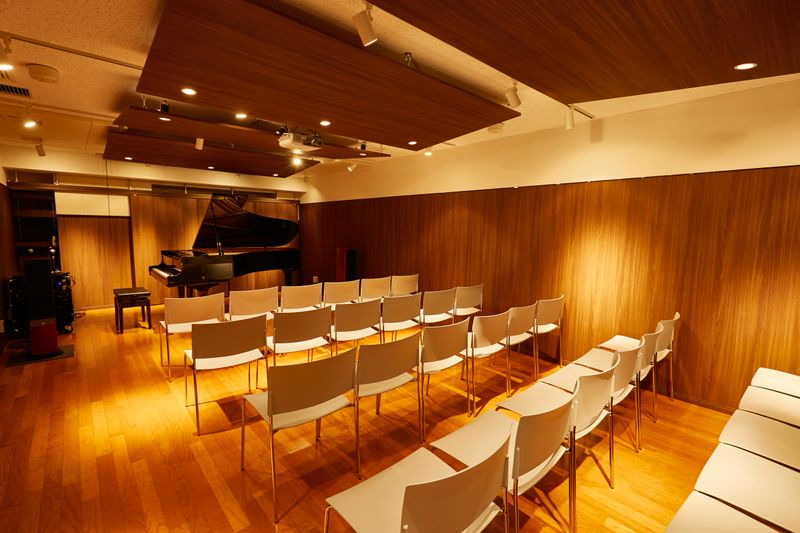 アンドビジョン株式会社 グランドピアノ付き楽器可ホールの室内の写真