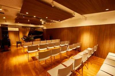 グランドピアノ付き コンサートやグループレッスンなどを開催するホール（30席まで）を備えています - アンドビジョン株式会社