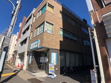 写真の建物の３階です。
入口は、正面ではなく、右横を進んだ先となります。 - レンタル学習室 千石店 指定席：17番の外観の写真