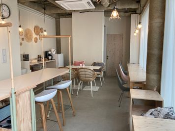 コワーキングスペース入口から カフェの様な環境でお仕事できます - PLAT295  コワーキングスペース -3の室内の写真