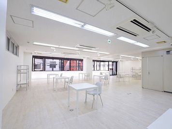 白を基調とした清潔感あふれる空間にワンフロアのプライベートスペース なのであらゆるイベントに対応できるマルチスペースです。 - BPセントラルスペース南船場