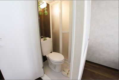 トイレも綺麗です - クリエイティブBOX桜木町 【アイデアが生まれるカフェ風 会議室】木と緑🌿の落ち着く空間の室内の写真