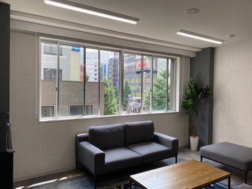 窓付・換気可能な会場です - TIME SHARING新宿 4Aの室内の写真
