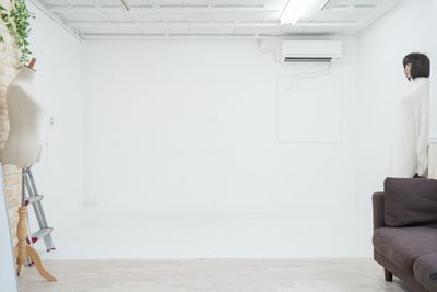 ホワイトスペースです。R形状ではないスペースになり、半年に1～2回塗り直し。 - スタジオフェアリー 天満橋店 ガーデン スタジオの室内の写真