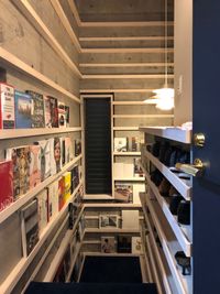 階段図書館。ゆっくり本をご覧いただけます。有料オプションです。 - 南青山デザイナーズハウス Studio Dream Sharingの室内の写真