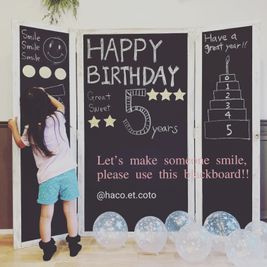 誕生日パーティ、ウェディングパーティなどに特大黒板でメッセージをプレゼント！ - つどいのば　アコエコト 貸し空間の室内の写真