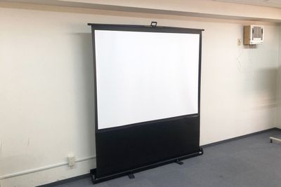 無料備品・スクリーン（型番は会場によって異なります） - SMG/ 四ツ橋・近商ビル ＳＭＧ貸し会議室近商ビル7階A室の設備の写真