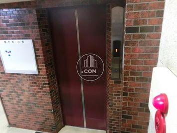 エレベーターで2階に上がって下さい - レンタルスペース【プリミナ】 池袋激安レンタルスペースプリミナの外観の写真
