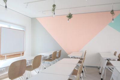 木枠のナチュラルなデザインのホワイトボード。
（W115cm×H92cm） - コトノハ梅小路 多目的スタジオ/貸し会議室の室内の写真