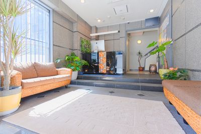 緑が多く、明るいエントランス - Feel Osaka Yu 【心斎橋シャワー銭湯タオル付き】の室内の写真