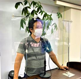 セミナー講師用の飛沫防止ビニールシート(受付用もあり) - 新橋ビジネスフォーラムの室内の写真