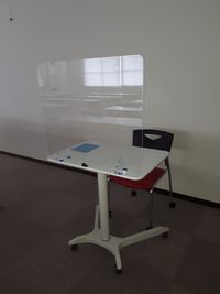 高さ調整可
飛沫防止用アクリル板付 - 大阪長堀 貸会議室 8階 Ｅ会議室の設備の写真