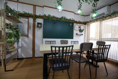●２階ナチュラルカフェ
古民家の面影を残す、柱と長押。
ナチュラルな木目と緑で包 - 東京・王子「アイビーカフェ王子」 ２階ナチュラルカフェ／約５畳の室内の写真