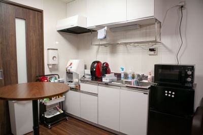 ●１階 キッチン
空間の中央に円形カウンターテーブル。
食事や立ち仕事もできる空 - 東京・王子「アイビーカフェ王子」 屋上オープンカフェ／屋外約10畳の設備の写真