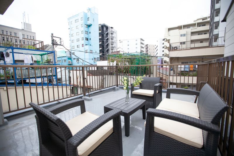 ●屋上 オープンカフェ
最大４名まで利用できるソファー＆テーブルセット。
天気の - 東京・王子「アイビーカフェ王子」 屋上オープンカフェ／屋外約10畳の室内の写真