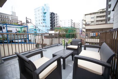 ●屋上 オープンカフェ
最大４名まで利用できるソファー＆テーブルセット。
天気の - 東京・王子「アイビーカフェ王子」 一軒まるごと利用／90㎡・20名の室内の写真