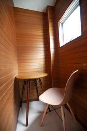 ●２階 収納席
木目の壁に囲まれた窓付きのブース席。
TV会議にもご利用いただけ - 東京・王子「アイビーカフェ王子」 一軒まるごと利用／90㎡・20名の室内の写真