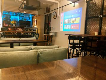 会議、イベントなどご利用頂けます。 - 葵禅カフェ＆バー テラス席付きデニムスタイルお洒落なカフェの室内の写真