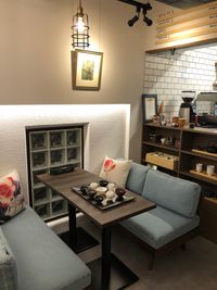 店内ソファ席 - 葵禅カフェ＆バー テラス席付きデニムスタイルお洒落なカフェの室内の写真