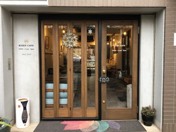 入口 - 葵禅カフェ＆バー テラス席付きデニムスタイルお洒落なカフェの入口の写真