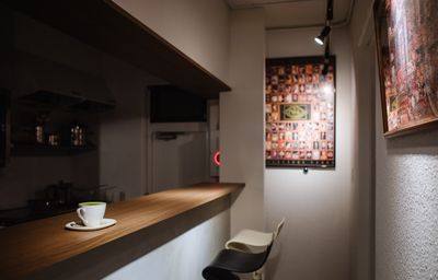店内カウンター席 - 葵禅カフェ＆バー テラス席付きデニムスタイルお洒落なカフェの室内の写真