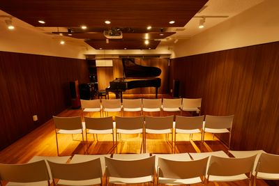 アンドビジョン株式会社 グランドピアノ付き楽器可ホールの室内の写真