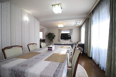 65インチテレビ付き
広々リビングルーム - 葵禅カフェ＆バー 100平米超の洋風空間301(65インチ大型テレビ)の室内の写真