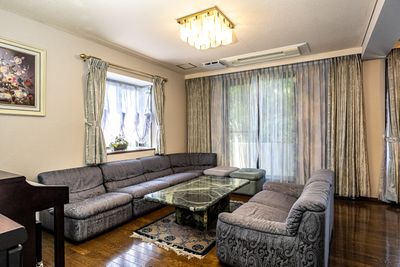 ソファ付きリビングルーム - 葵禅カフェ＆バー 100平米超の洋風空間301(65インチ大型テレビ)の室内の写真