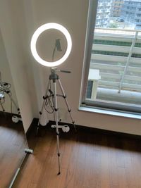 撮影スタンド
動画撮影・ZoomでのOnline教室など多目的にお使いください
 - ひのまるオフィス天神 ひのまるスタジオ天神南店の設備の写真