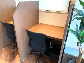 各席にコンセントが２箇所設置してあります。 - HaNaLe三鷹台駅会議室 個別デスク席①の室内の写真