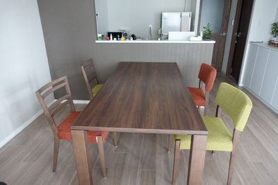 180×80cmの広々としたダイニングテーブルです - 川口市kawaguchi レンタルリビングの室内の写真