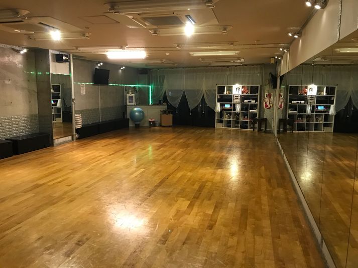 総桜材張床、片面鏡張スタジオ - ソシアルダンスサロンムーンライト