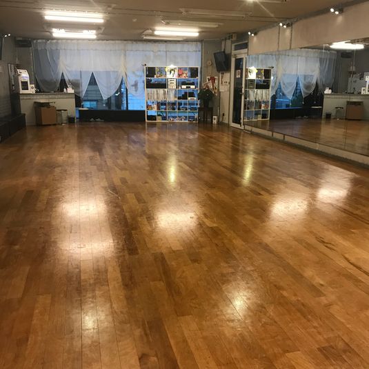 総桜材張床、片面鏡張スタジオ - ソシアルダンスサロンムーンライト