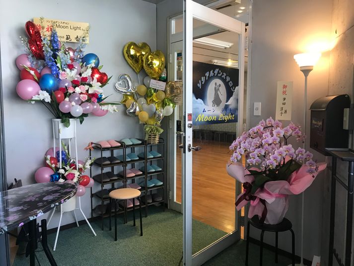 総桜材張床、片面鏡張スタジオ - ソシアルダンスサロンムーンライト