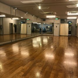 総桜材床　片面鏡張りダンススタジオ　広いフロアーでレッスン練習に最適　DAMカラオケも装備多目的の利用に対応　 - ソシアルダンスサロンムーンライト
