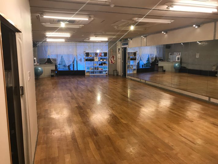 総桜材張床、片面鏡張スタジオ - ソシアルダンスサロンムーンライト