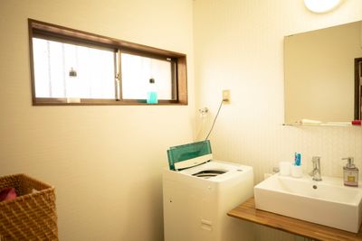 バスタオルご利用後は洗濯機のなかへ入れてください - 四条烏丸シェアサロン.ファースト 町屋風和室の室内の写真