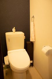 トイレは一階と二階にございます - 四条烏丸シェアサロン.ファースト 町屋風和室の室内の写真