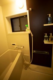 シャワーは一回1500円でご利用いただけます。
レンタルバスタオル有り - 四条烏丸シェアサロン.ファースト 町屋風和室の室内の写真