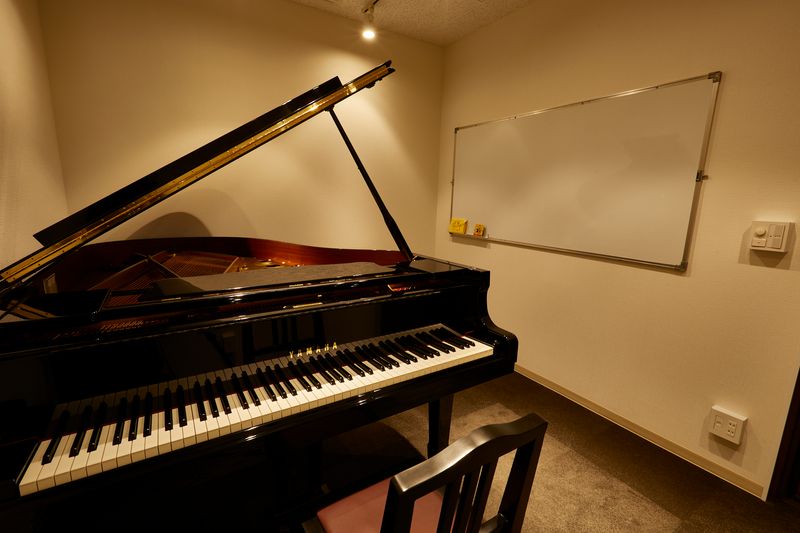 アンドビジョン株式会社 教室2（ピアノスタジオ）の室内の写真