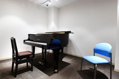 アンドビジョン株式会社 教室1（ピアノスタジオ）の室内の写真