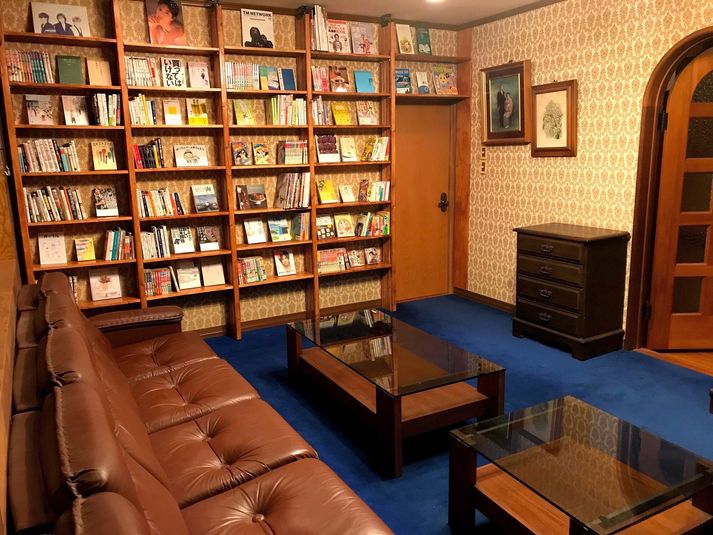 壁一面が本棚になったレトロな洋室です - 大宮台ひだまりと本の家 洋室の室内の写真