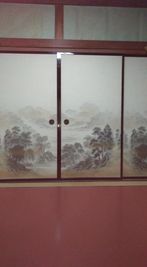 仕切りの唐紙です。 - Hostel みんか松本 ゆったり和室の日本家屋の室内の写真