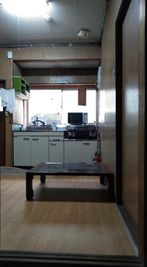 共有キッチン - Hostel みんか松本 ゆったり和室の日本家屋の室内の写真