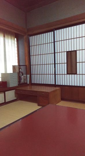 和室8畳間です。　廊下があります。窓を開ければ換気可能です。 - Hostel みんか松本 ゆったり和室の日本家屋の室内の写真